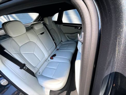 Certified 2025 Porsche Macan AWD/4WD image 21