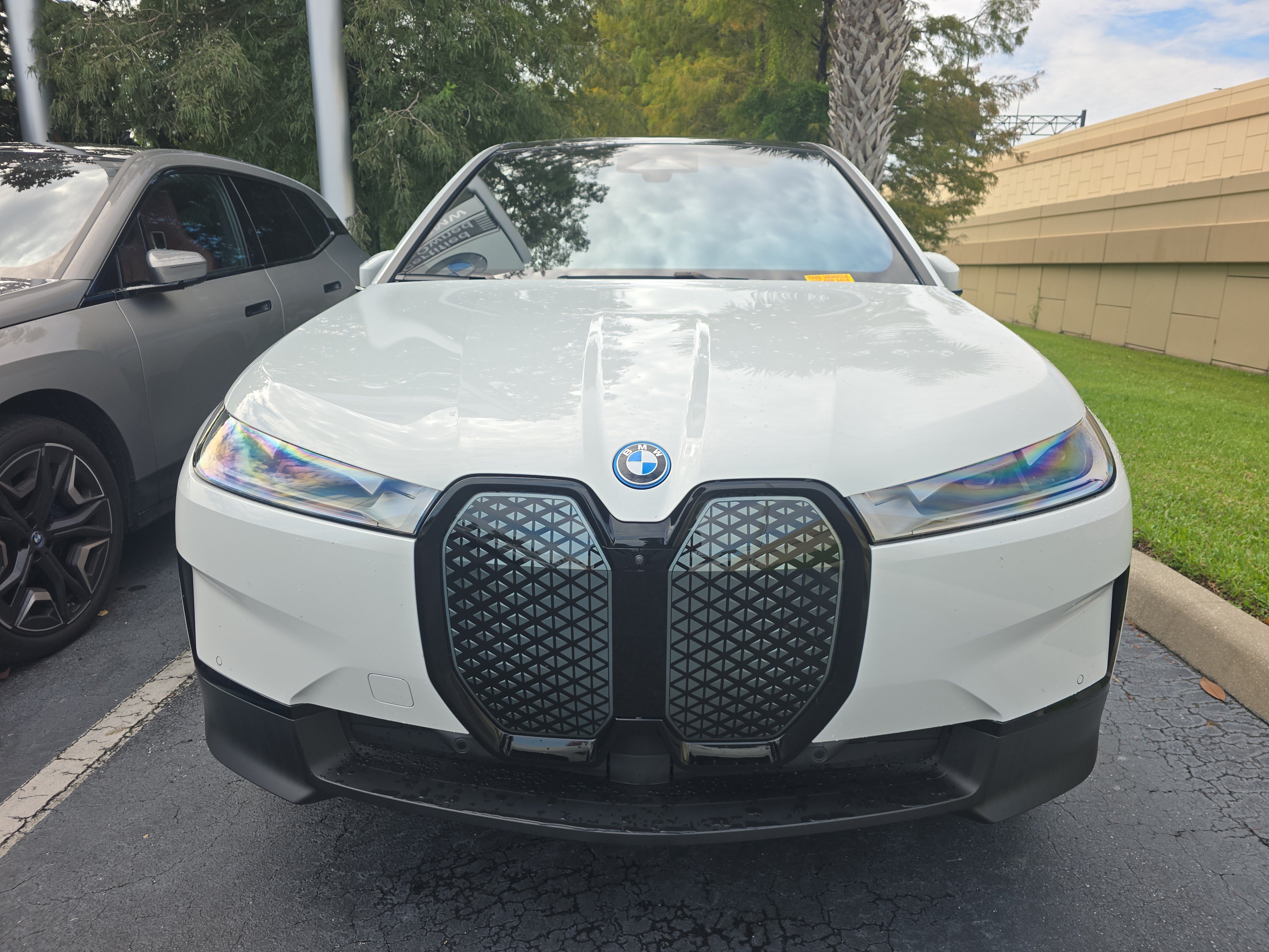Certified 2024 BMW iX xDrive50 w/ Luxury Package AWD/4WD image 2