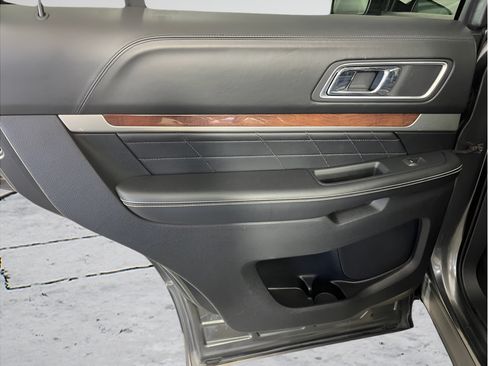 Used 2018 Ford Explorer Platinum AWD/4WD image 11
