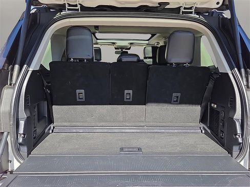 Used 2025 Ford Expedition Platinum image 9