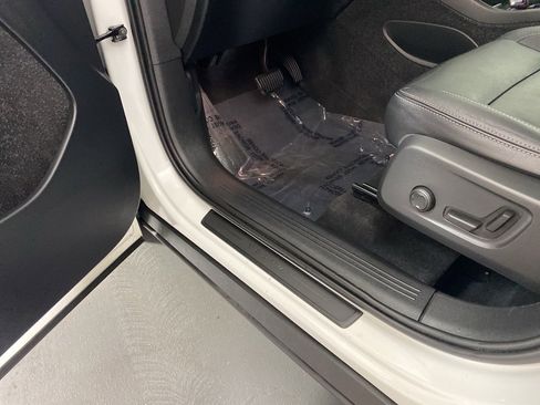 Used 2019 Volvo XC40 T5 Momentum image 25