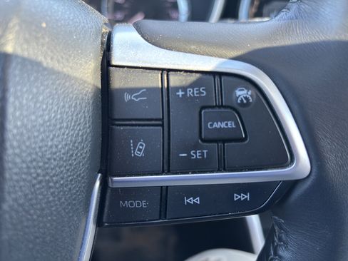 Used 2023 Toyota Highlander XLE image 10