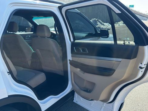 Used 2016 Ford Explorer XLT image 36