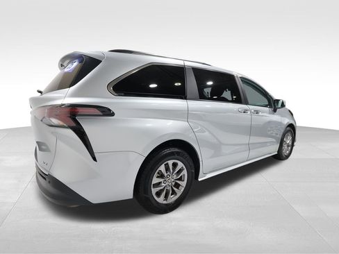 Used 2025 Toyota Sienna XLE image 4