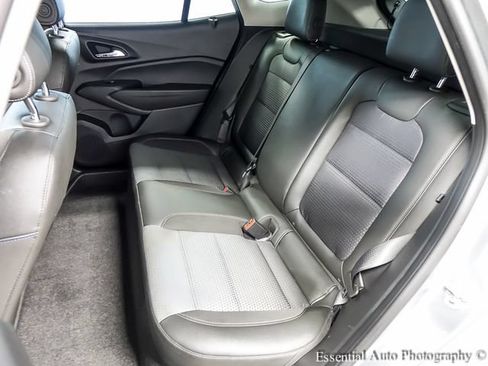 Used 2025 Chevrolet Trax LT FWD image 11