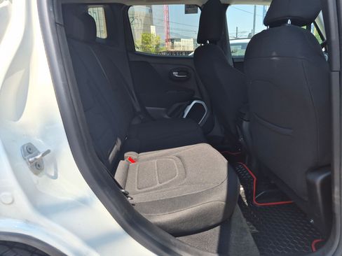 Used 2018 Jeep Renegade Latitude FWD image 29