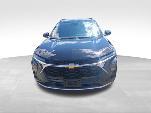 Used 2025 Chevrolet Trax LT w/ Driver Confidence Package FWD image 2