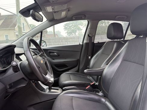 Used 2017 Chevrolet Trax LT w/ LT Convenience Package AWD/4WD image 11