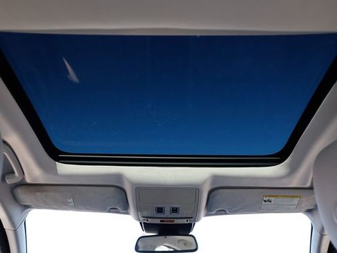 Used 2017 Jaguar XF Prestige image 24