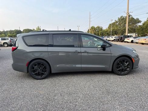 Used 2025 Chrysler Pacifica Limited FWD image 4