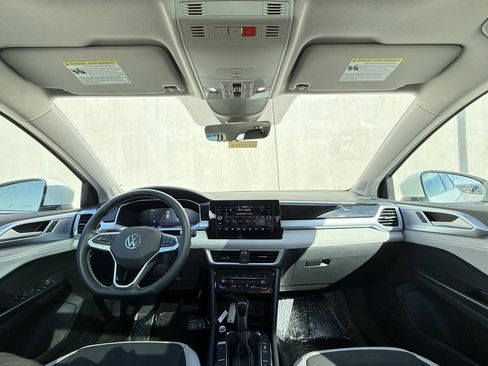 Certified 2025 Volkswagen Taos SE image 6