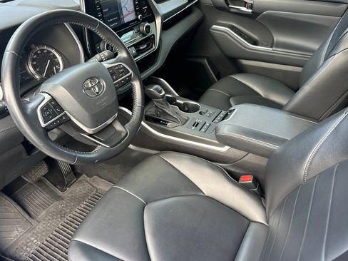 Used 2022 Toyota Highlander XLE AWD/4WD image 11