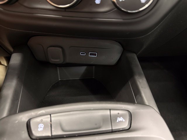 Used 2025 Chevrolet Trax RS w/ Sunroof Package FWD image 28