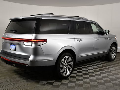 Used 2023 Lincoln Navigator L Reserve AWD/4WD image 6