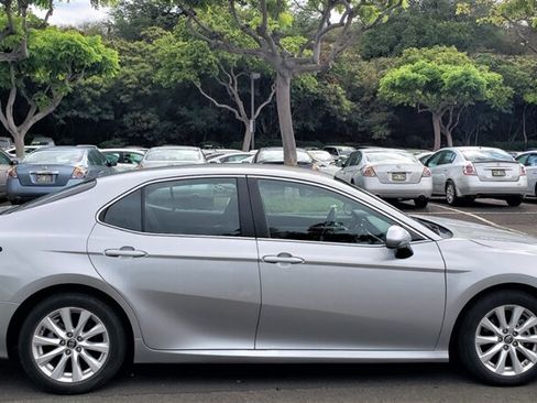 Used 2018 Toyota Camry LE FWD image 5