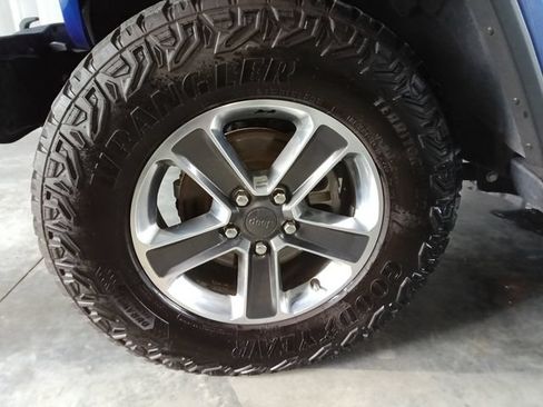 Used 2020 Jeep Wrangler Unlimited Sahara AWD/4WD image 8