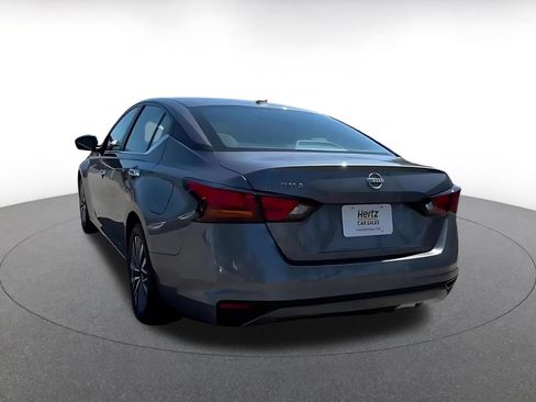 Used 2025 Nissan Altima 2.5 SV FWD image 11