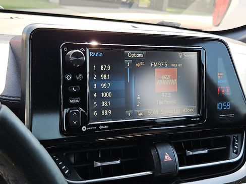 Used 2018 Toyota C-HR XLE FWD image 16