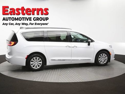 Used 2023 Chrysler Pacifica Limited FWD image 45