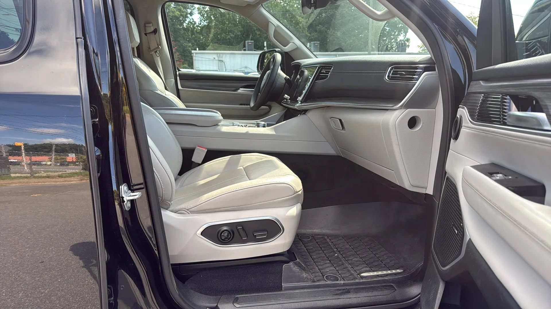 Used 2024 Jeep Wagoneer L Series II w/ Flexible Seating Group RWD image 12