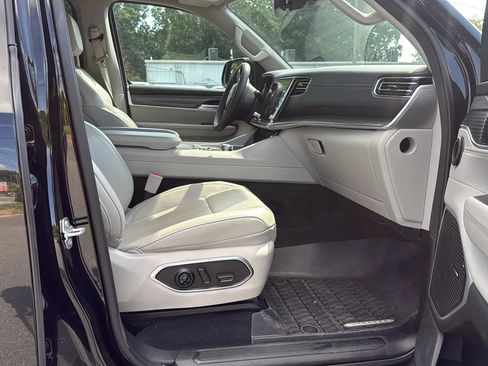 Used 2024 Jeep Wagoneer L Series II w/ Flexible Seating Group RWD image 12