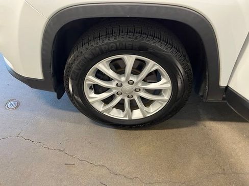 Used 2019 Jeep Cherokee Latitude w/ Popular Appearance Group FWD image 30