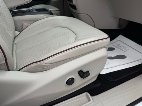 Used 2020 Chrysler Pacifica Limited image 22