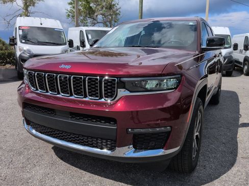 Used 2023 Jeep Grand Cherokee L Limited w/ Luxury Tech Group II AWD/4WD image 9