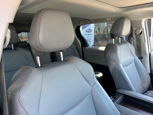 Used 2022 Toyota Sienna XLE FWD image 2