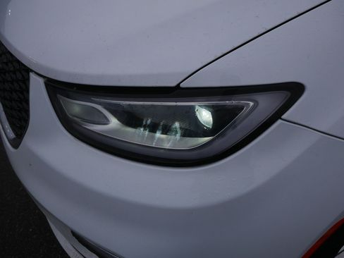 Certified 2023 Chrysler Pacifica Touring-L image 15