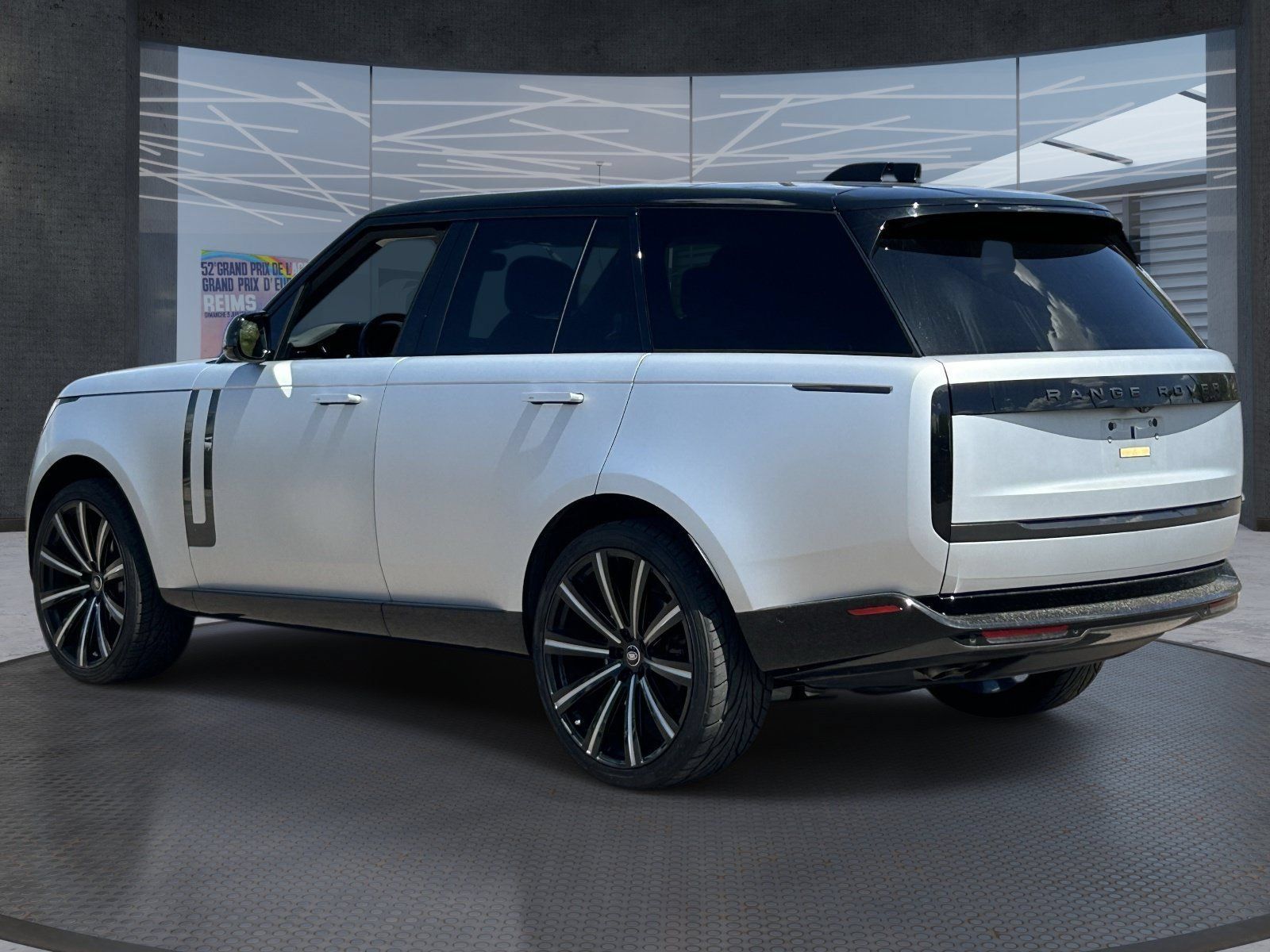 Used 2024 Land Rover Range Rover SE AWD/4WD image 4