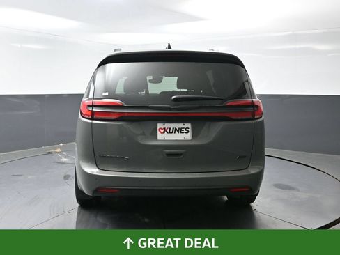 Used 2023 Chrysler Pacifica Touring-L w/ Uconnect Theater Family Group AWD/4WD image 14