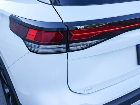 New 2026 Volkswagen Tiguan SE image 9