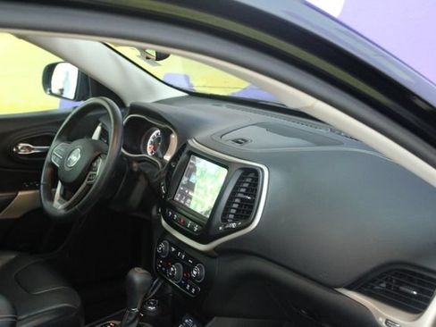 Used 2017 Jeep Cherokee Limited w/ Luxury Group AWD/4WD image 12