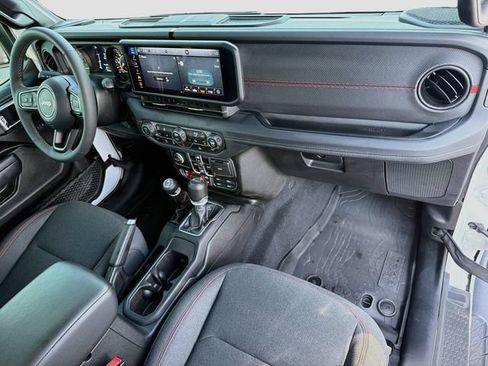 Used 2025 Jeep Gladiator Rubicon w/ Convenience Group AWD/4WD image 31