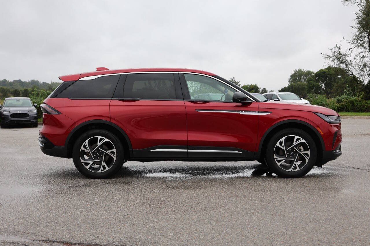 Used 2024 Lincoln Nautilus Premier AWD/4WD image 7