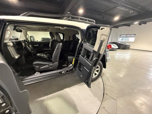 Used 2014 Toyota FJ Cruiser 4WD image 37