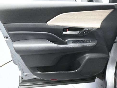Used 2025 Toyota Grand Highlander AWD image 13