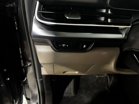 Used 2025 Kia Carnival FWD image 37