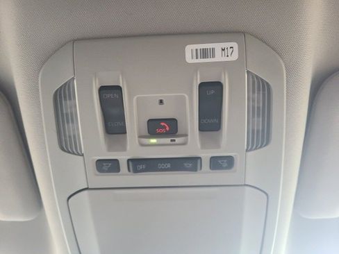 Used 2024 Toyota Highlander XLE image 32