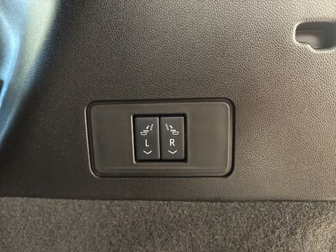 Used 2025 Cadillac XT6 Luxury image 10