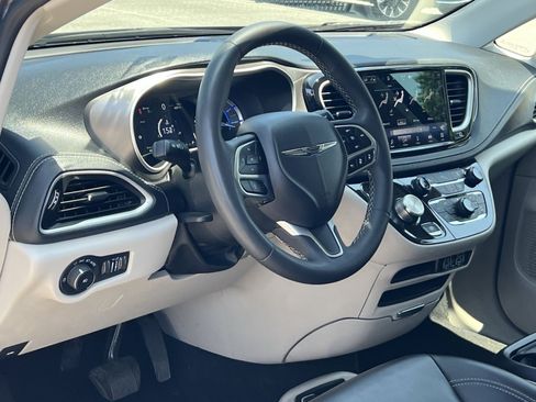 Used 2023 Chrysler Pacifica Touring-L FWD image 16