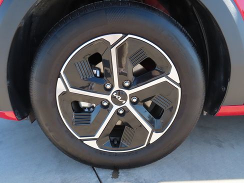 Used 2025 Kia Niro LX image 5