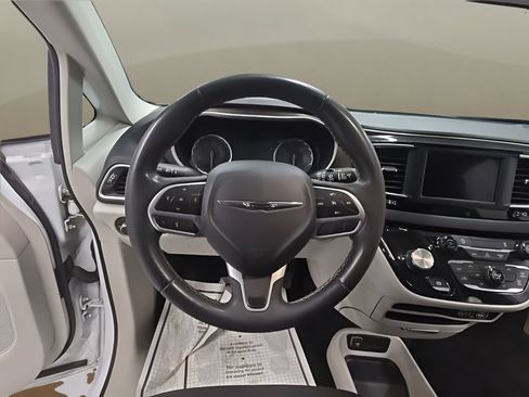 Used 2022 Chrysler Voyager LX FWD image 27