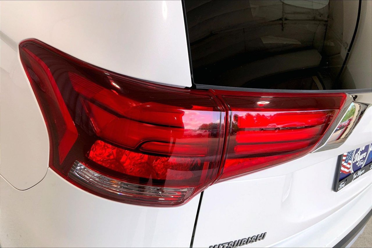 Used 2017 Mitsubishi Outlander SEL FWD image 29