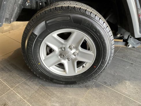 Used 2021 Jeep Gladiator Sport image 9