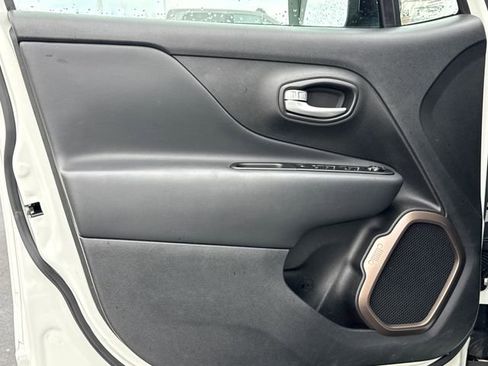 Used 2023 Jeep Renegade Latitude AWD/4WD image 18