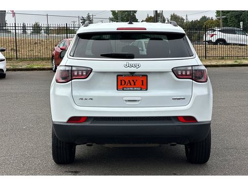 Used 2024 Jeep Compass Latitude image 6