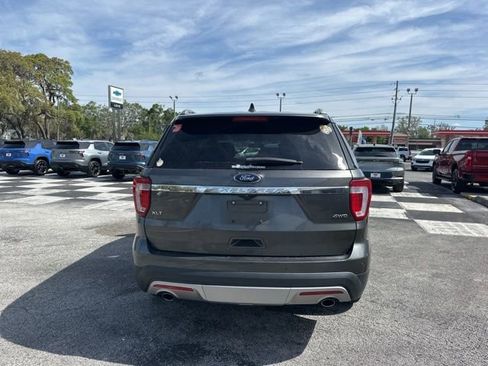 Used 2017 Ford Explorer XLT image 4
