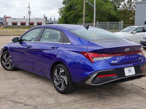 Used 2025 Hyundai Elantra Limited FWD image 2